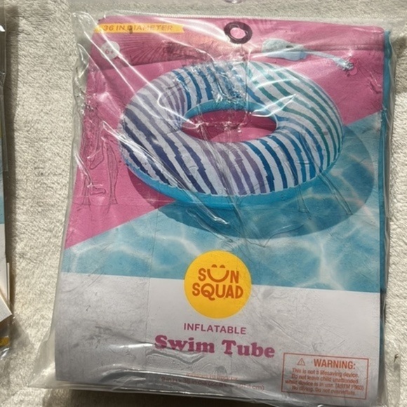 Sun Squad: Making Waves with Inflatable Fun!‎ - Picture 2 of 3